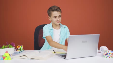 Junge-Arbeitet-Mit-Glücklichem-Gesichtsausdruck-Am-Laptop.